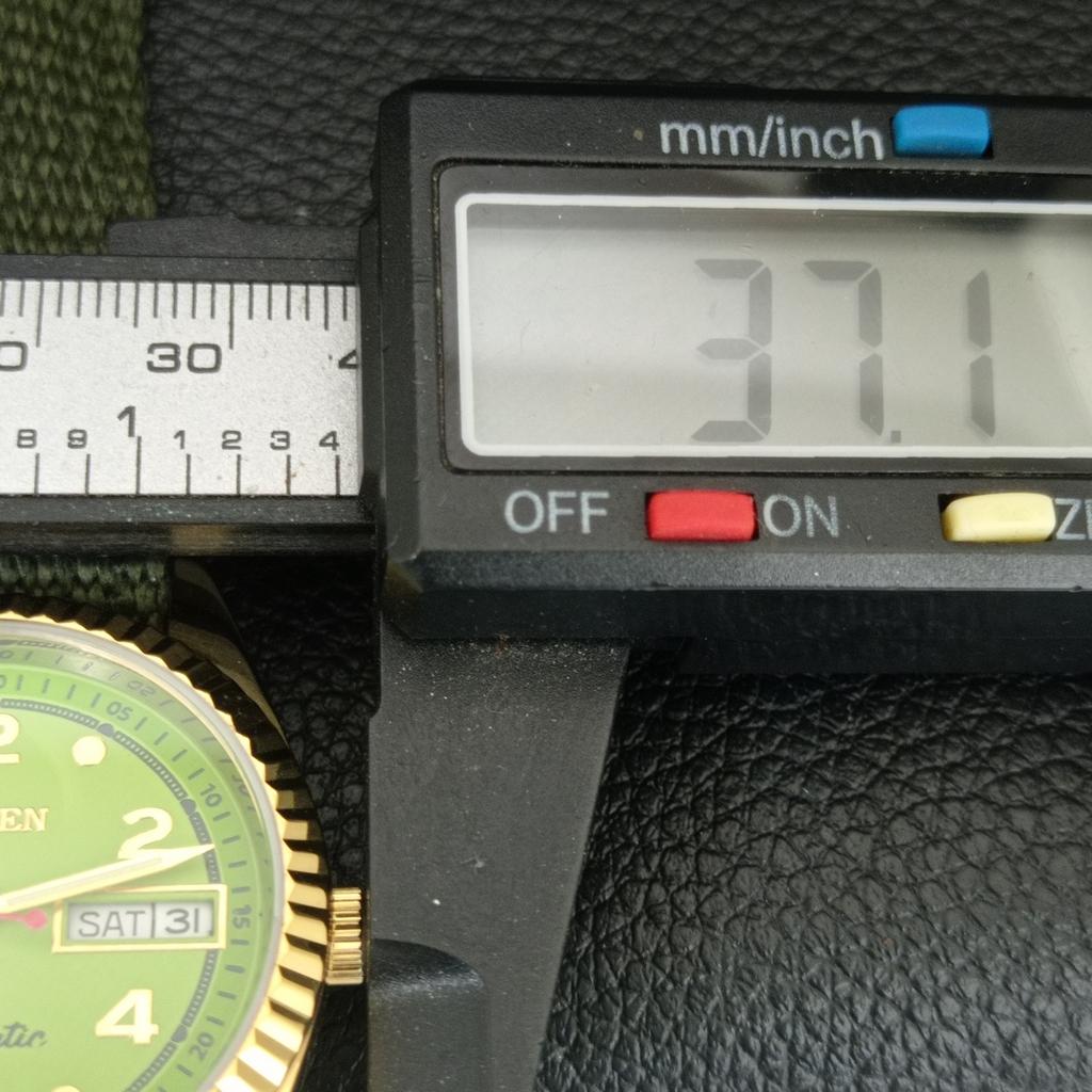VINTAGE REFURBISHED CITIZEN AUTOMATIC 8200 JAPAN MENS GREEN DIAL WATCH a445353-1