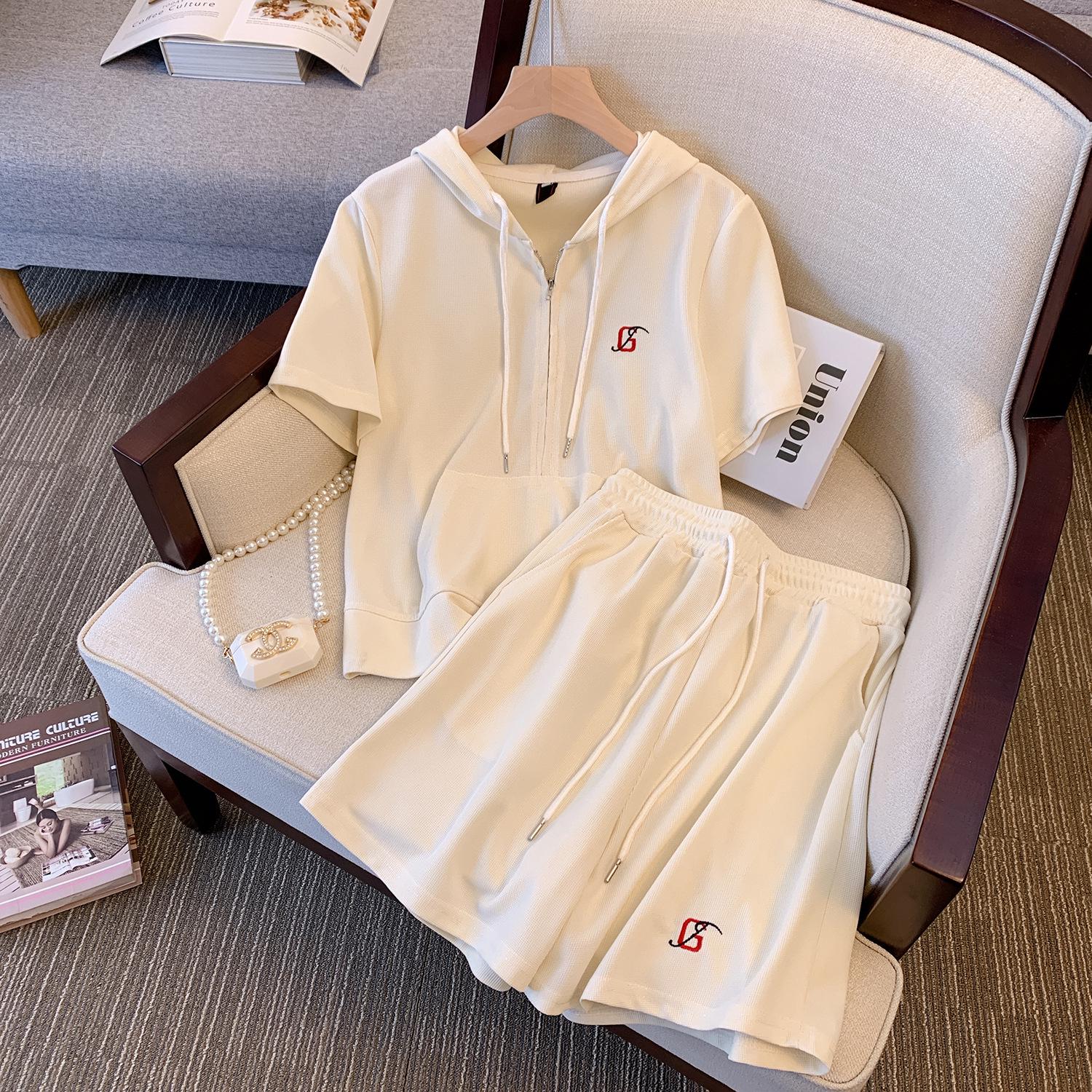 

Летний комплект большого размера с вышивкой и капюшоном 2023: Топ с коротким рукавом и шорты с эластичной талией для женщин L