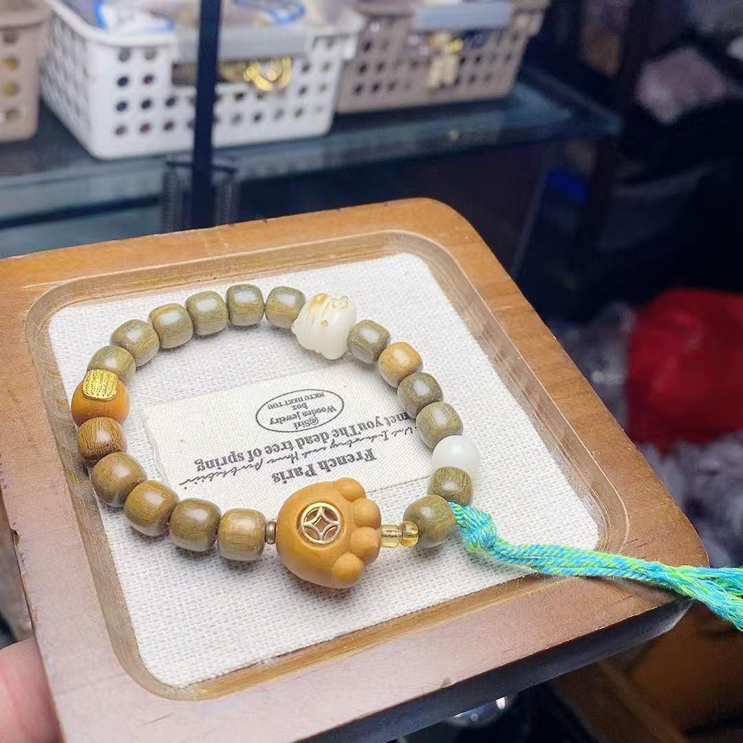 Green Sandalwood Cat Paw Beaded Unisex Bracelet - Fashionable, Versatile, and Exquisite