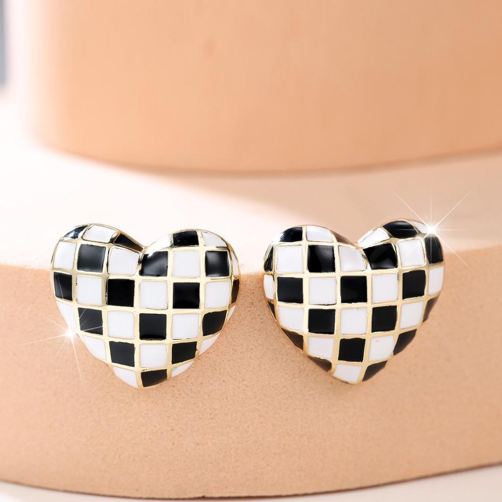 Hot-selling new women's checkerboard small ring earrings retro cold wind simple love stud earrings