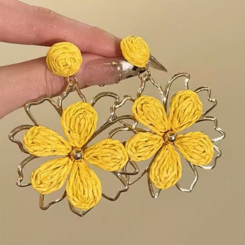 

Fashion Earrings Lightweight Elegant Studs Floral Design Hypoallergenic Material Suitable for Daily Wear and Special Occasions One Size жовтий