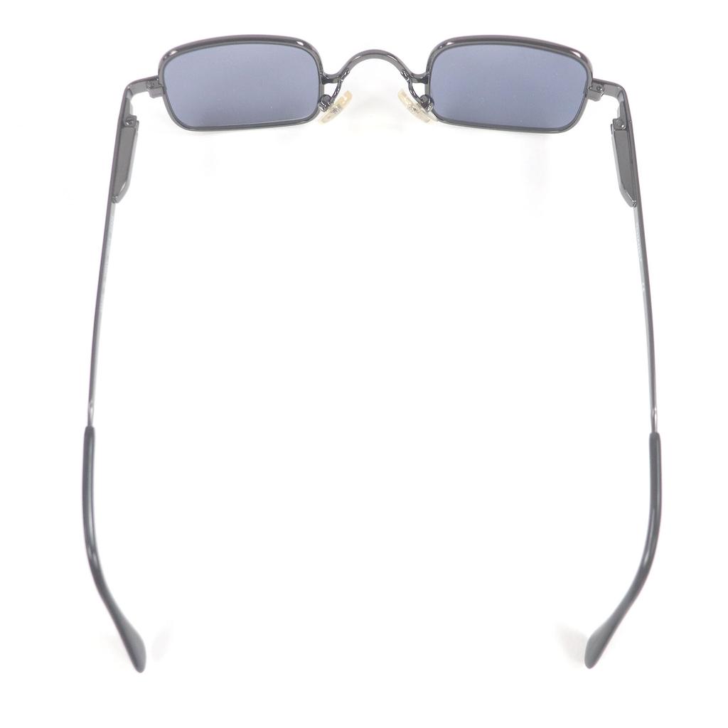 Świetne okulary przeciwsłoneczne CHANEL Kwadratowe okulary przeciwsłoneczne z logo Kolor gunmetal Używane