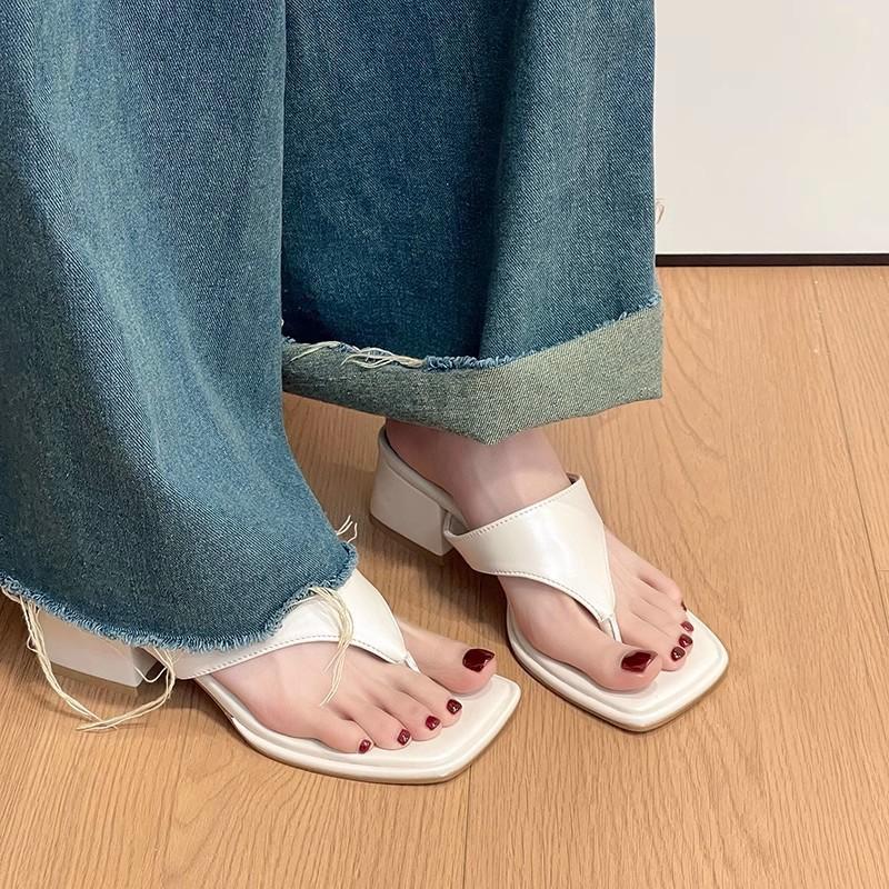 Fashion Korean version of thick-heeled flip-flops spring and summer new square head beach vacation women's toe sandals trendy