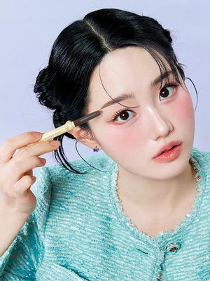 Make-up na oči – Tužky a gely na obočí