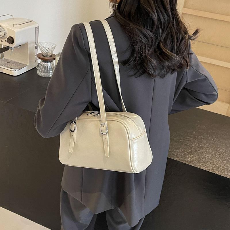 This Is a Large-capacity Shoulder Bag, Simple and Fashiable, Suitable for Going Out Shopping.