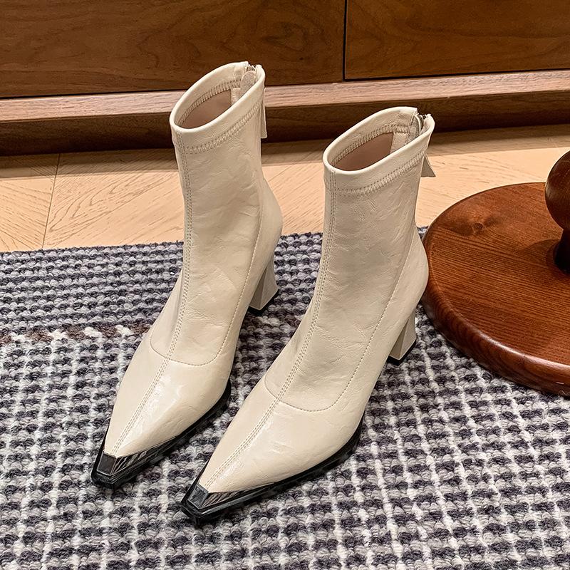 

2025 осень и зима новые простые и тонкие сапоги на высоком каблуке в британском стиле модные универсальные с острым носком на толстом каблуке на молнии маленькие короткие сапоги 40