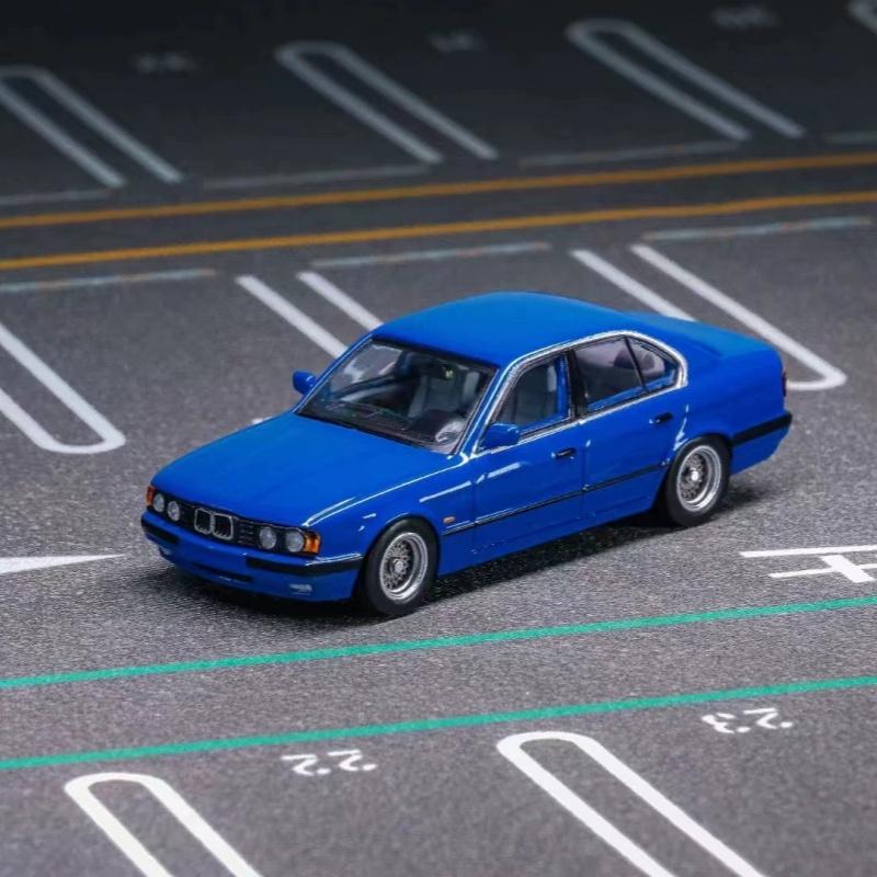 

DCM 1:64 E34 Седан 5-ї серії Алюмінієва симуляційна модель автомобіля синій