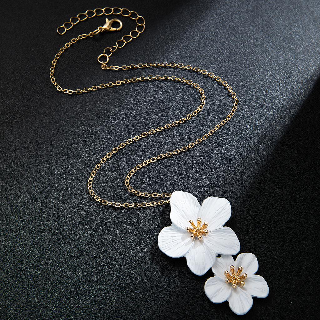 Fashionable and Minimalist Metal Pleated Flower Pendant Necklace, One-piece Flower Long Collarbone Chain Necklace
