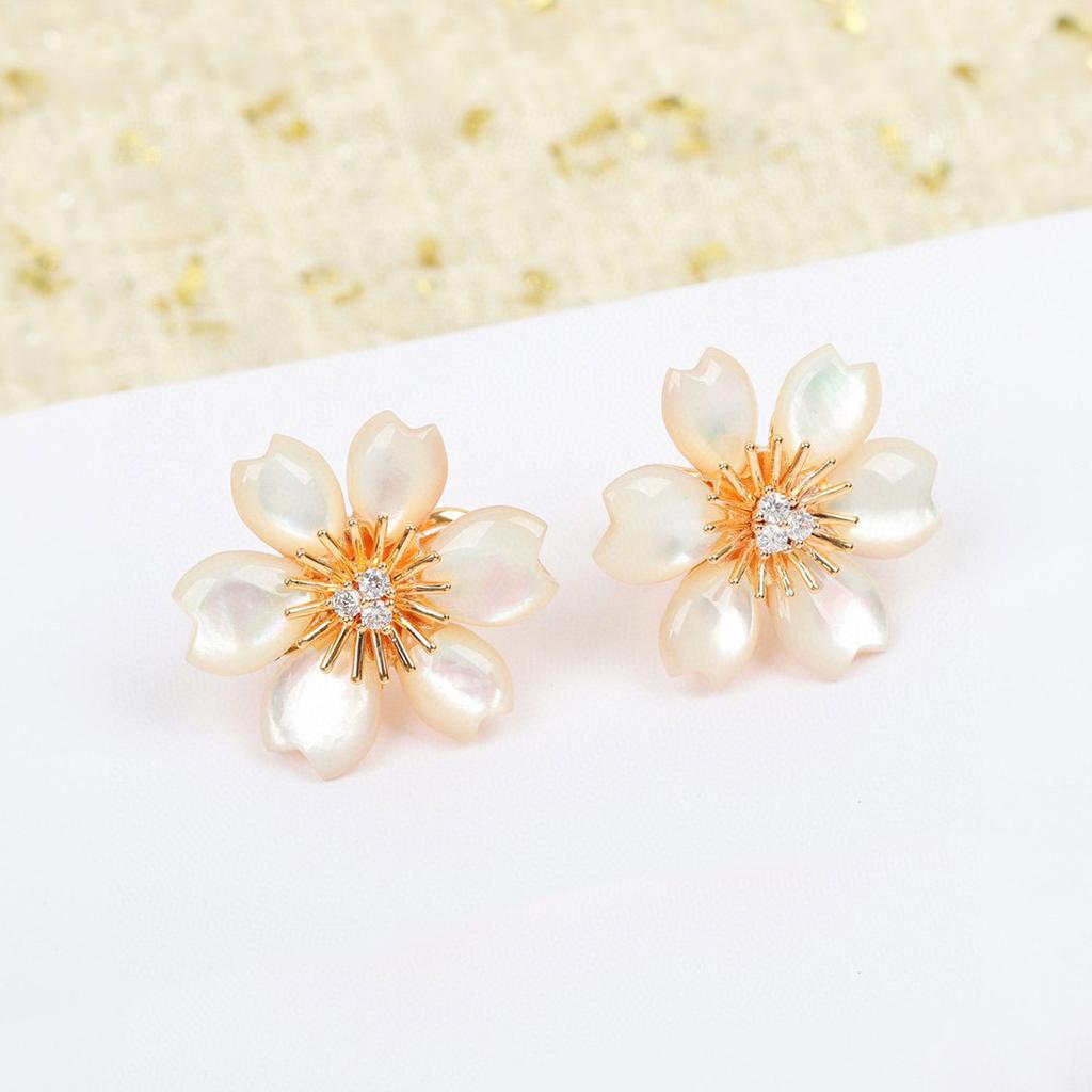 Nová horúca značka Vintage kvetinové náušnice pre ženy Luxusné šperky Dizajnérske náušnice Módna dámska párty Elektroplatované klipsové náušnice