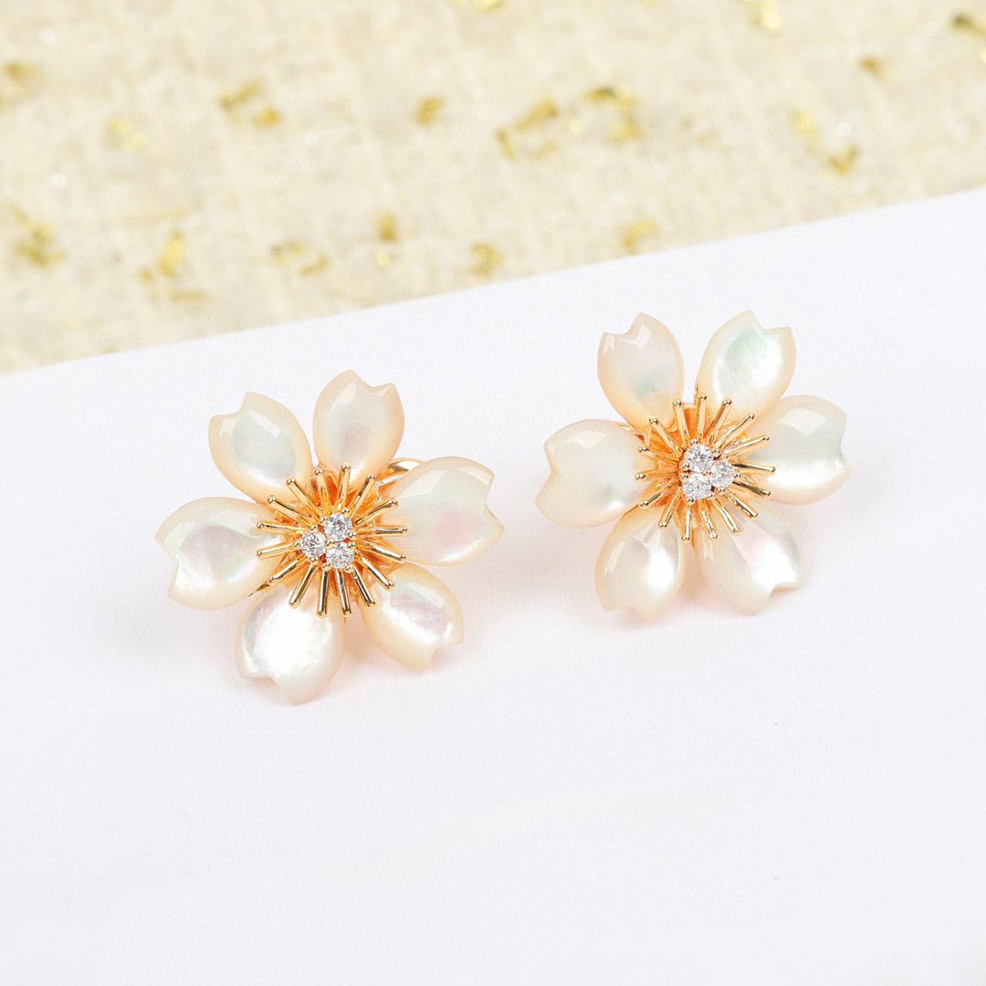 

New Hot Brand Vintage Flower Earring for Women Luxury Jewelry Designer Eardrop Fashion Lady Party Electroplate Clip Earrings белый