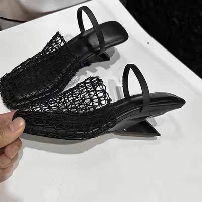 Moda Dziwny styl kwadratowe palce damskie kapcie siatka powietrzna wzrost mody solidne letnie ubrania wierzchnie damskie buty 2024 nowości