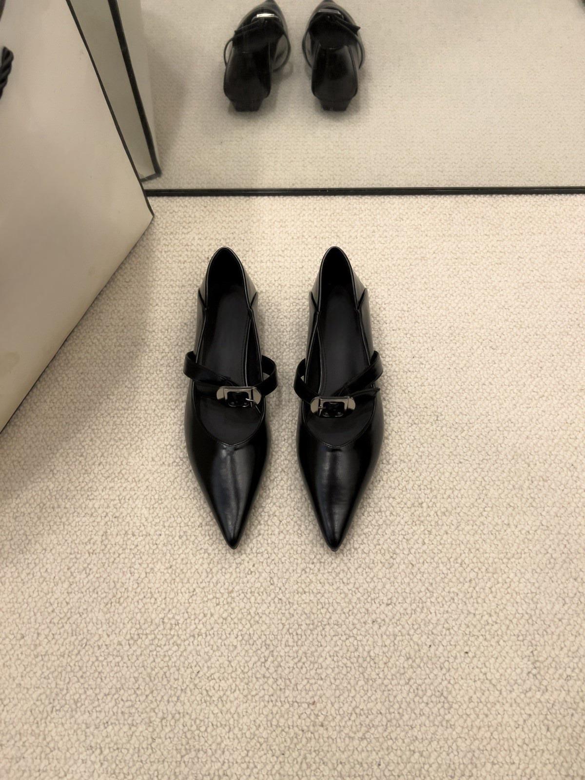 

Xiaoxiangfeng европейская и американская мода остроносые толстые каблуки одинарные туфли легкие мягкие кожаные однословные пряжки пояс с юбкой мода маленький 35 чёрный