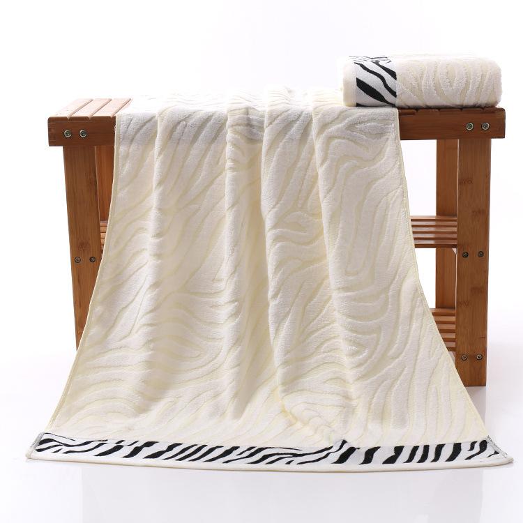 Highly Absorbent Tiger-Print Jacquard Bath Towel