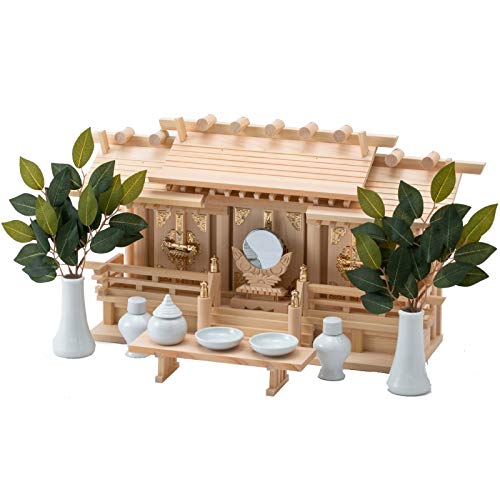 

Синтоистский алтарь, низкий, трехсвятилищный, с разными крышами, с набором металлических деталей