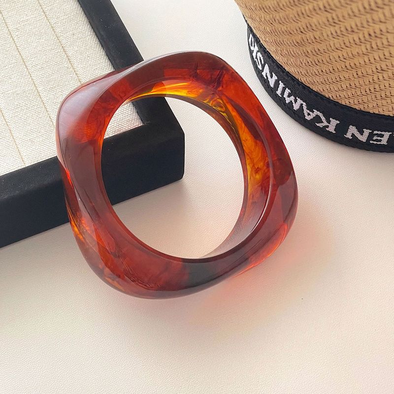 

Европейская и американская мода Новый стиль Разводы Цвет биссы Преувеличенный и персонализированный браслет круглый Браслет из смолы Стиль Двойные украшения для рук Amber bracelet inner diameter 6cm