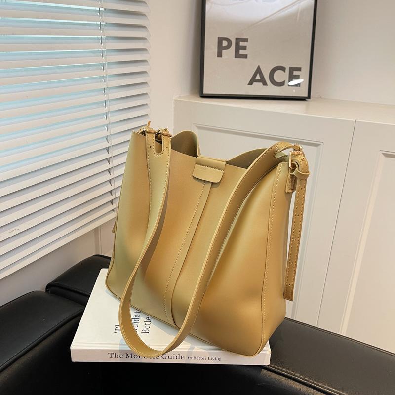 Retro women's bag, high-quality texture, large-capacity bucket bag, one shoulder oblique span bag, underarm child and mother bag.