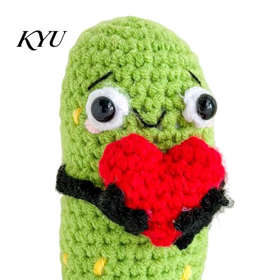 Kimchi Desk Ornament 1/2Pcs Crochet Holding Heart Pickle, Handmade Knit Cartoon Yarn Decoration Doll for Ornament, Valentine's Day Gift Toy