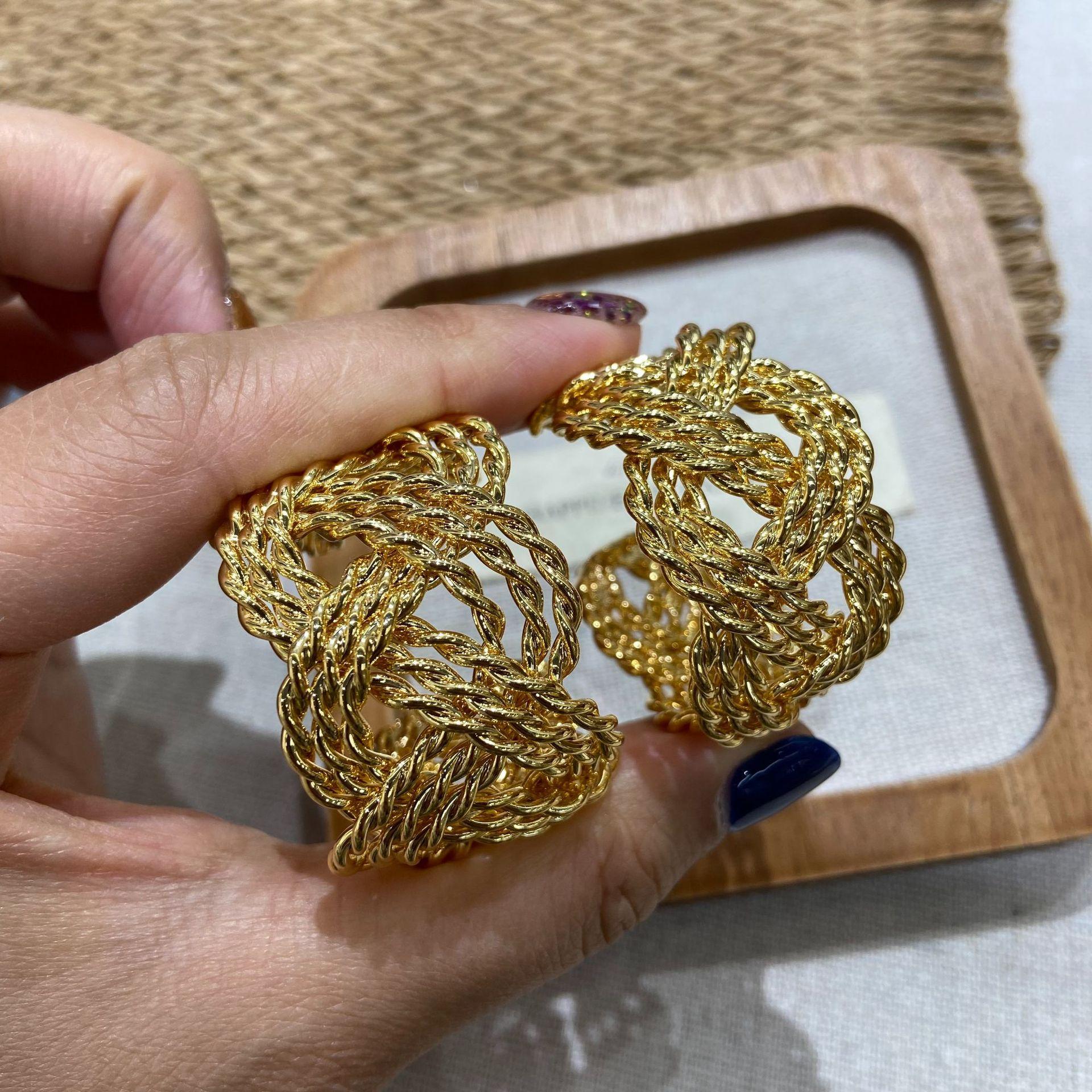 

Wide-Faced Metal Woven Twist Earrings 2026 Premium Earrings Light Luxury Simple Style Studs