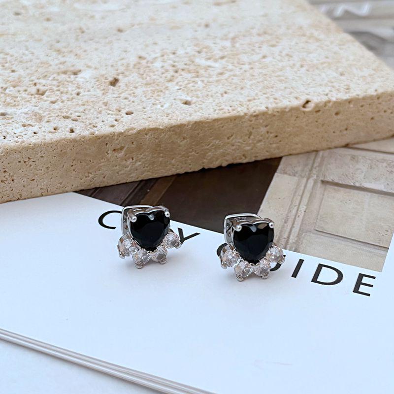 

Heart-Shaped Zircon Stud Earrings - Luxurious & Sweet Style