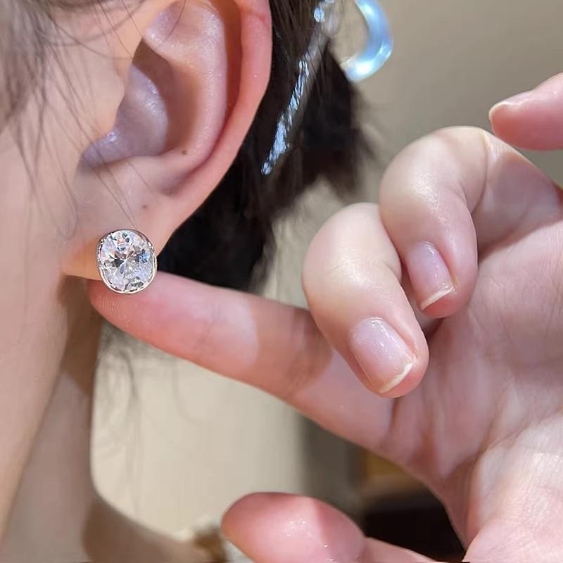 Exquisite and compact crystal super flash ear buckle design daily commuting versatile earrings Internet celebrity popular earrings