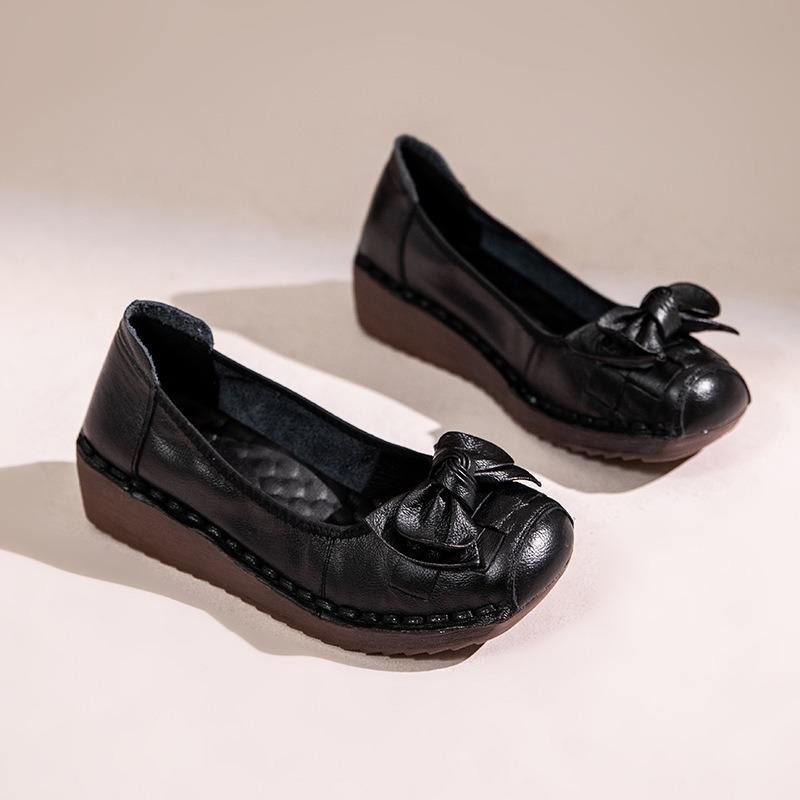 Retro single shoes leather soft-soled mother shoes spring and autumn new non-slip beef tendon sole wedge heel medium and old bow women's shoes