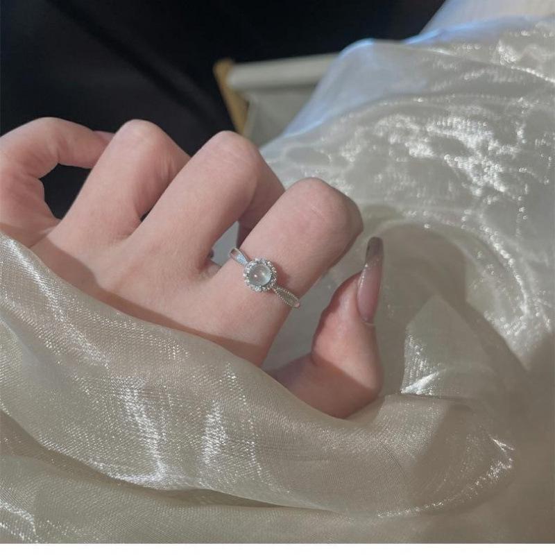 Xiaohongshu Bestseller: Women's Adjustable White Jade and Zirconia Ring - Luxurious, Versatile Design