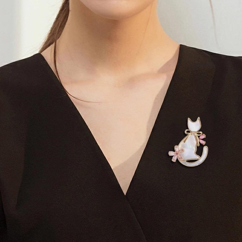 Cherry Blossom Kitten Brooch, A Fashionable and Cute Crystal Animal Brooch with A Niche Design Sense for Women