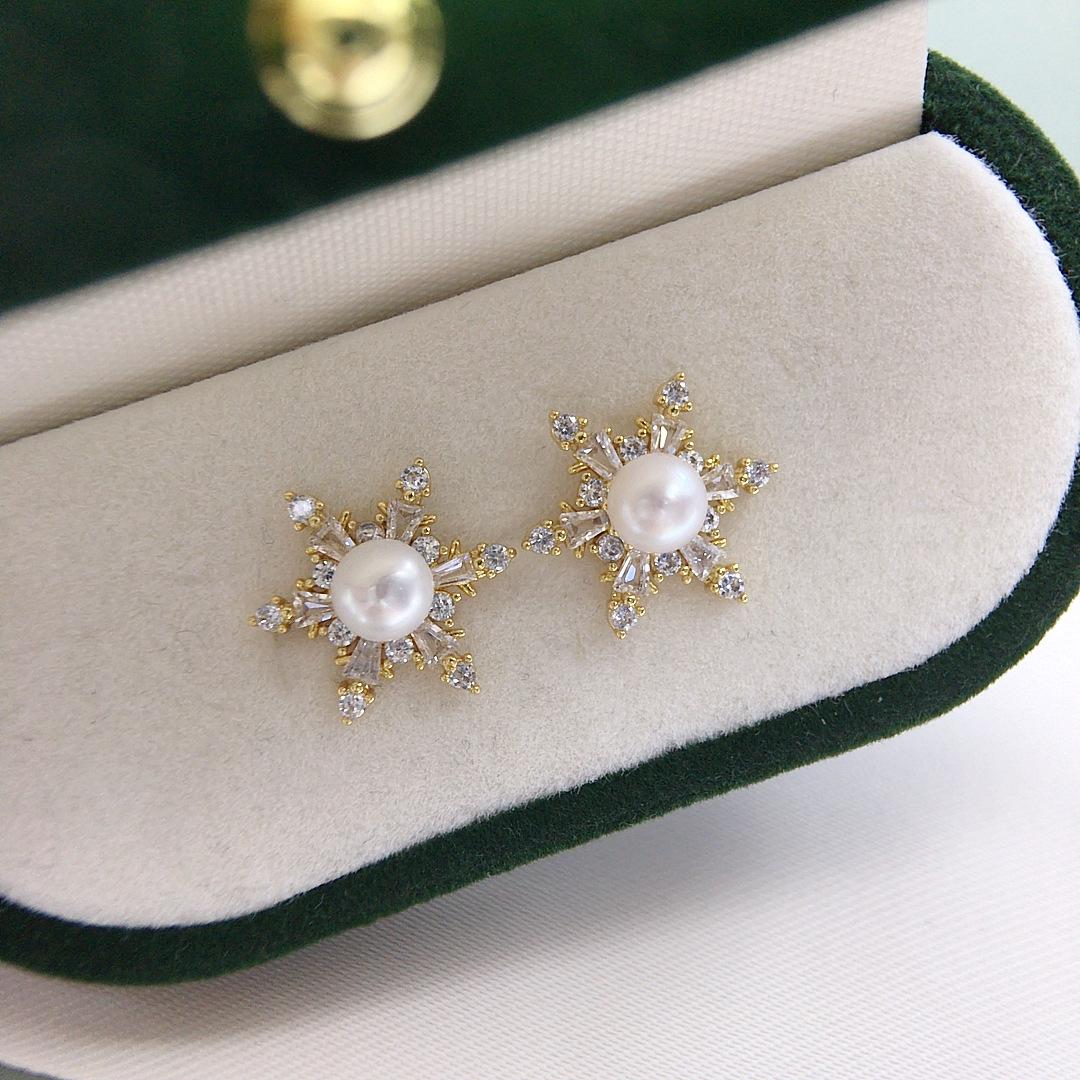 Elegant Snowflake Zircon Freshwater Pearl Stud Earrings