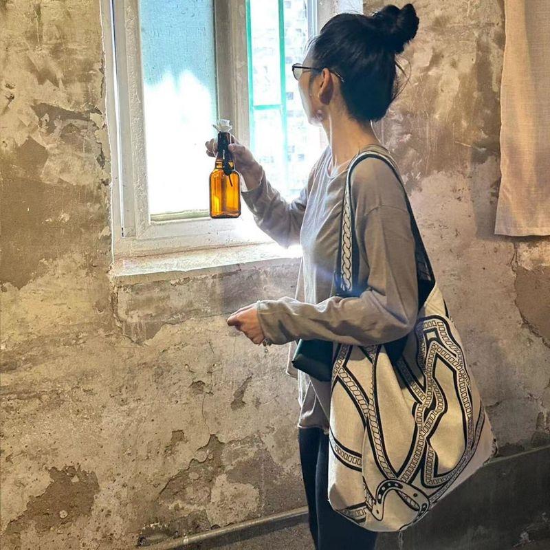 

2025 Summer New Fashionable Artistic Style Linen Commuter Bag Commuter Niche Design Sense Shoulder Bag Canvas Bag Snake Pattern