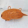 Lehký pletený výstavní koš z imitace ratanu pro servírování chleba, ovoce, zeleniny a svačin v unikátním tvaru ryby