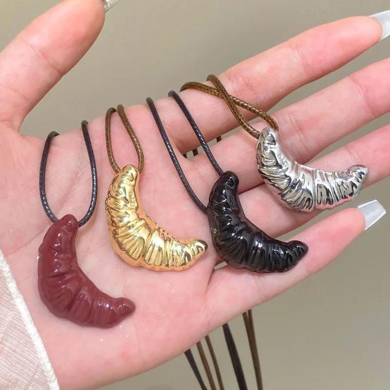 Korean Gold Croissant Pendant Necklaces for Women Girls Creative Clavicle Chain Charm Neck Necklace Jewelry
