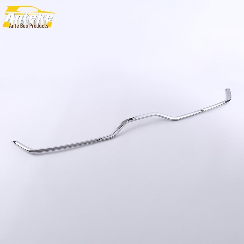 

Хромированная накладка заднего бампера: Декоративная накладка для защиты багажника от царапин.