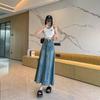 Hongkong-Stil Übergröße Gewaschener Denim Midi-Rock: Patchwork mit offenen Kanten, A-Linie, Bauchweg-Design, Hüftbetonend für Frauen