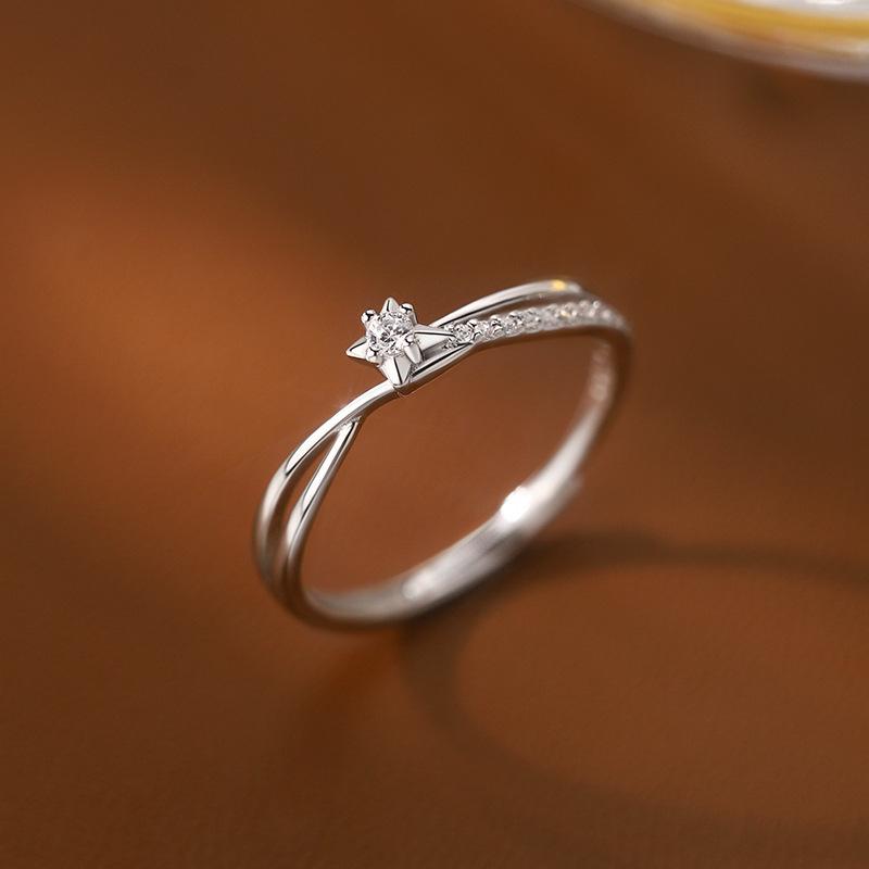 Diamond-Encrusted Four-Pointed Star Ring: New Double-Layered Cross Design for Index Finger.