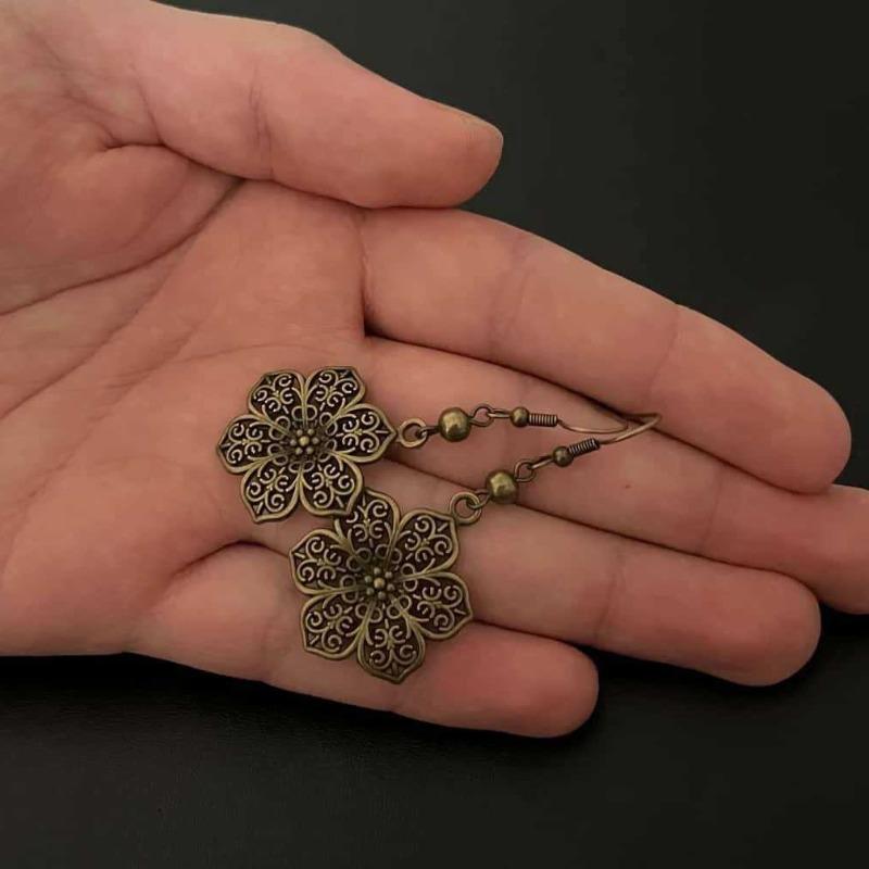 Temperament Retro Bronze Color Hollow Flower Embossed Filigree Dangle Earrings for Women Ethnic Bohemia Jewelry Accessories Gift