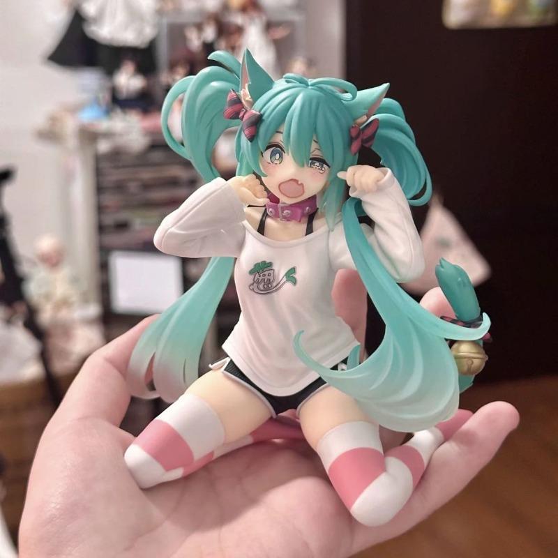 Hatsune Miku Modell Anime Mädchen Figuren Katzenohren Sitzende Haltung Kurzärmeliger Schlafanzug Figuren Auto Dekoration Puppe Kinderspielzeug Geschenk