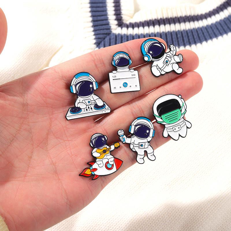 Stylish Astronaut Geometric Badge Pin Made Of Durable Alloy For All Gender Wear