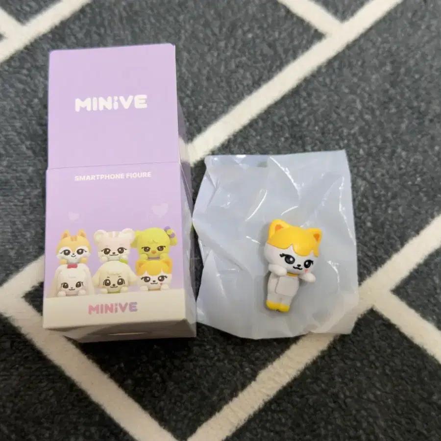 IVE Smoliv Cheese Leeds Pop-Up Random smartphone figure