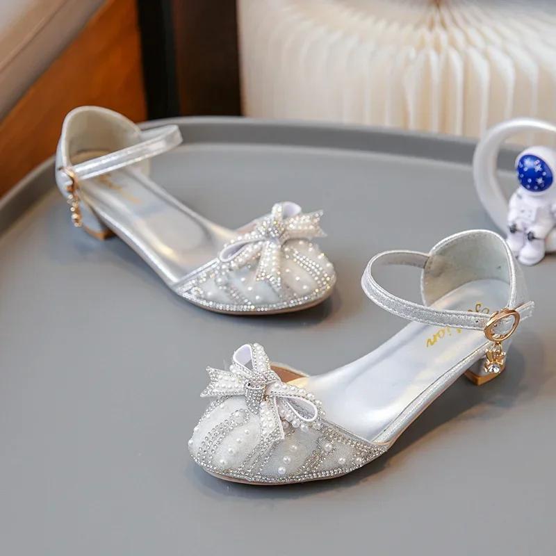 

Удобная подиумная мода Летние студенческие туфли принцессы для маленьких девочек Блестящий бант Сцена Элегантные с бисером Кристалл Милые детские сандалии 37Insole23.2cm серебряный