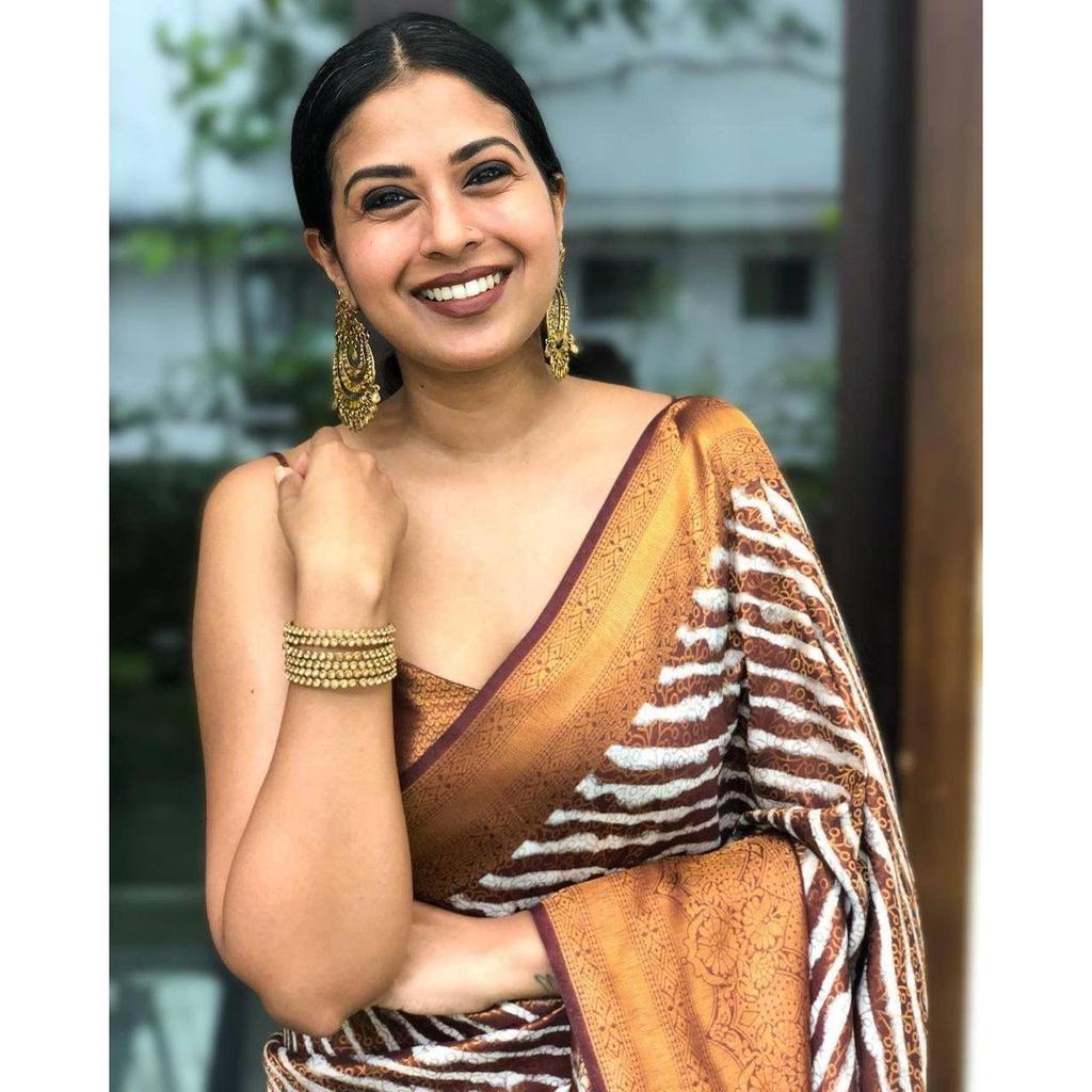 Toto krásné sárí je elegantně zdobeno nádhernou žakárovou vazbou, která dodává outfitu dokonalý vzhled.