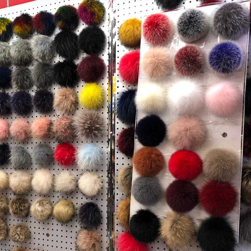 13 15 cm DIY Naturfarbe Echte Waschbärfell Pompons Für Taschen Gestrickte Mütze Hüte Echtes Fuchs Fell Pompon
