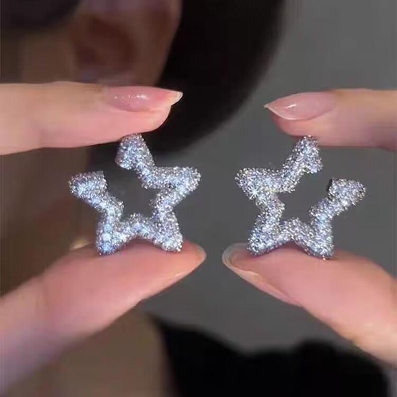 Boucles d'oreilles de luxe tendance 2024 accrocheuses pour femmes: Boucles d'oreilles à clous tendance et polyvalentes pour l'automne et l'hiver