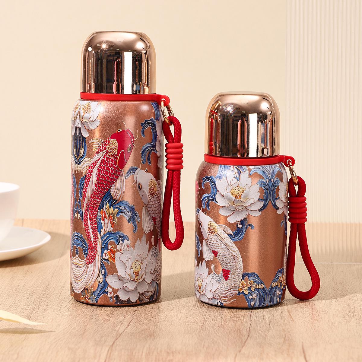 

Ретро Термокружка Золотой Павлин - Внутренний слой 316, Портативный дизайн, Сохраняет напитки горячими или холодными. 201-300ml