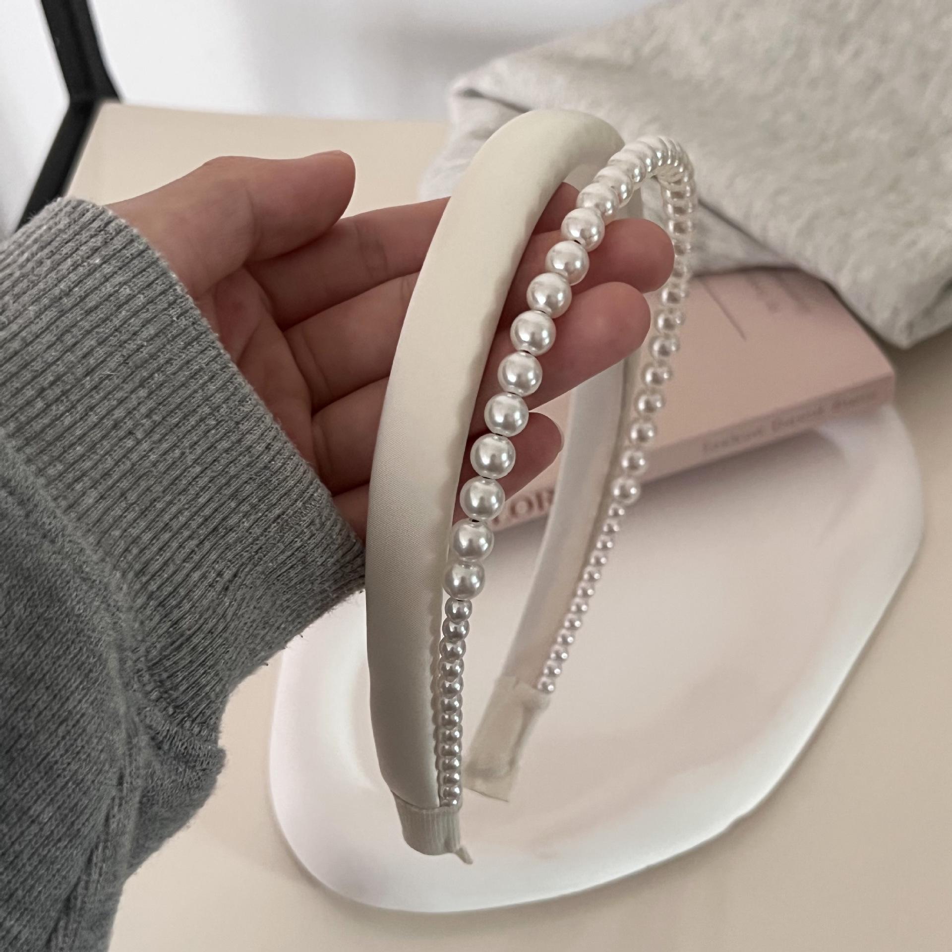 

Элегантная атласная повязка на голову с жемчугом: Роскошный высококачественный аксессуар для волос бежевый