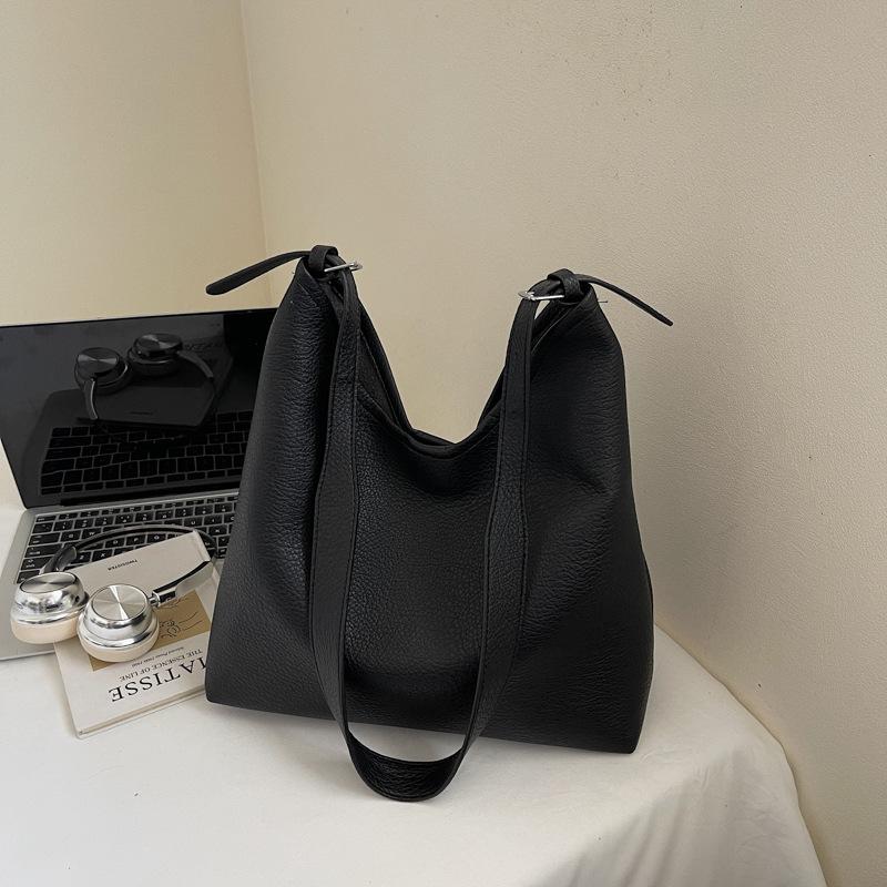 

Popular bags women s new high-end retro shoulder messenger bag large-capacity commuter tote bag чорний