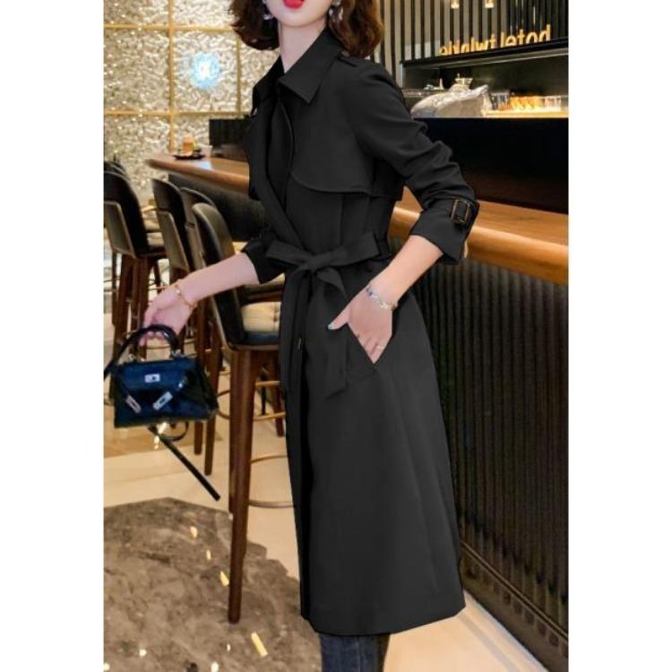 Šik zelený trenčkot s rukávy délky nad kolena, slim fit design, ideální pro ukázání elegance a šarmu