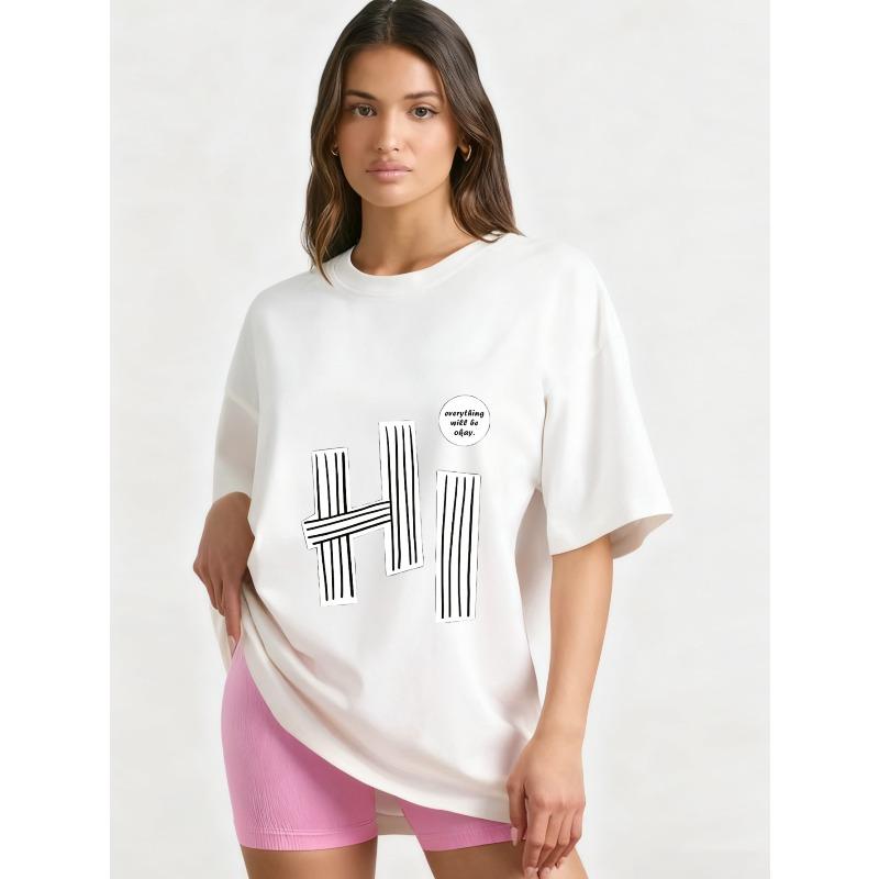 

Черная женская футболка оверсайз с коротким рукавом с принтом в виде черно-бежной полосатой буквы Hi и слоганом все будет хорошо XXXXL белый