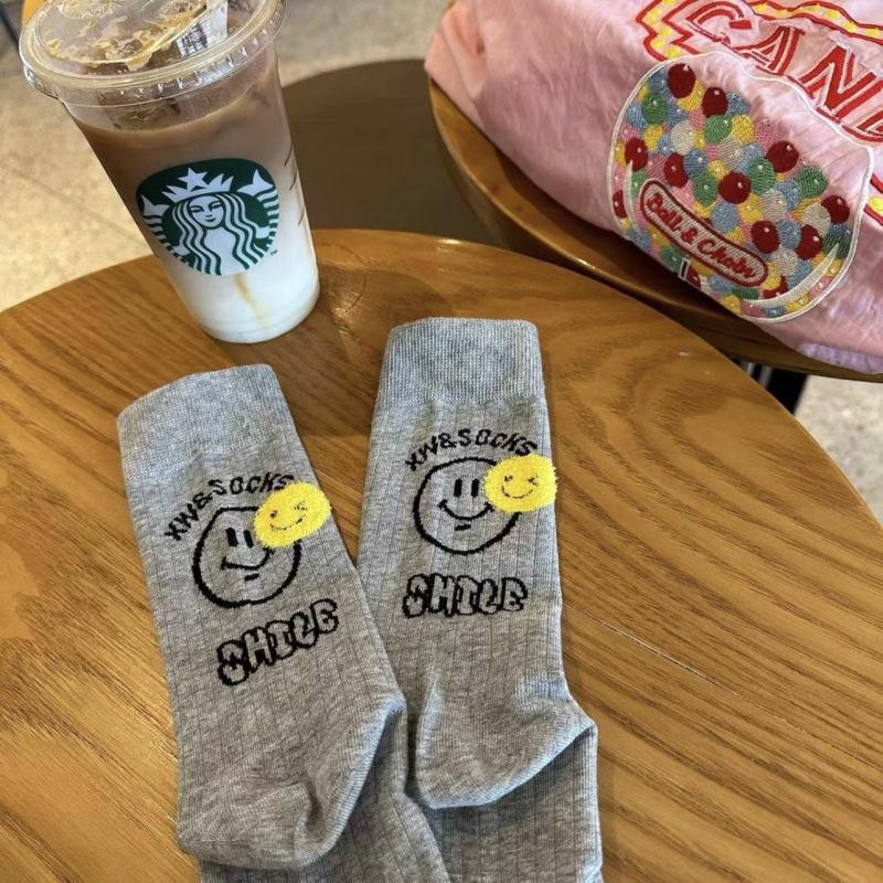Dongdaemun Absatz Beflockte Gelbe Smiley Socken Herbst Schwarz-Weiß Alphabet Socken Reine Baumwolle Mittellange Socken