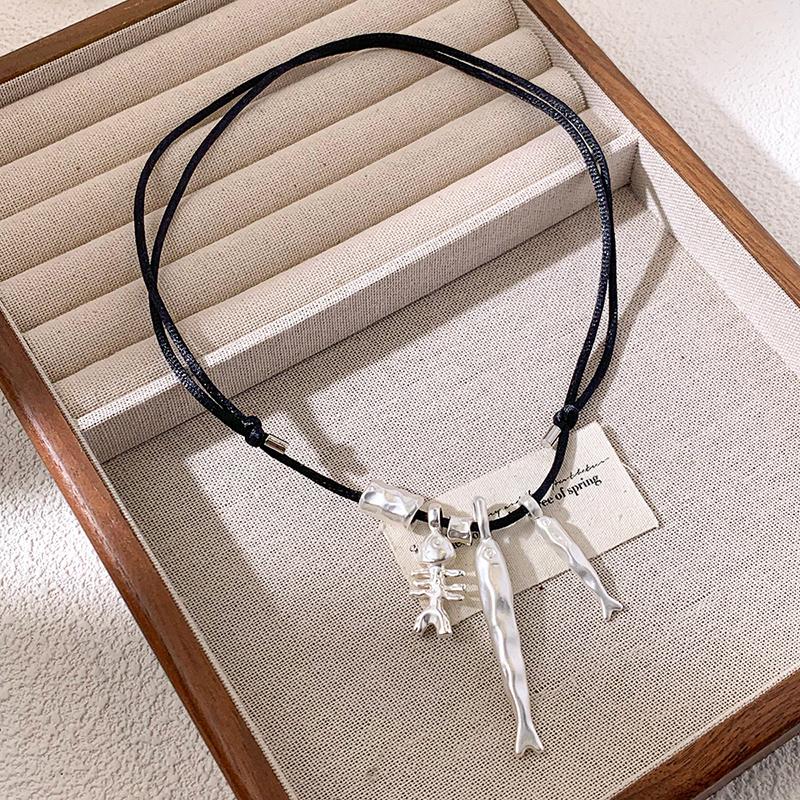 

New Fashion Autumn Winter Metallic Fish Bone Pendant Necklaces For Women Long Adjustable Wax Rope Sweater Chain Chain срібний