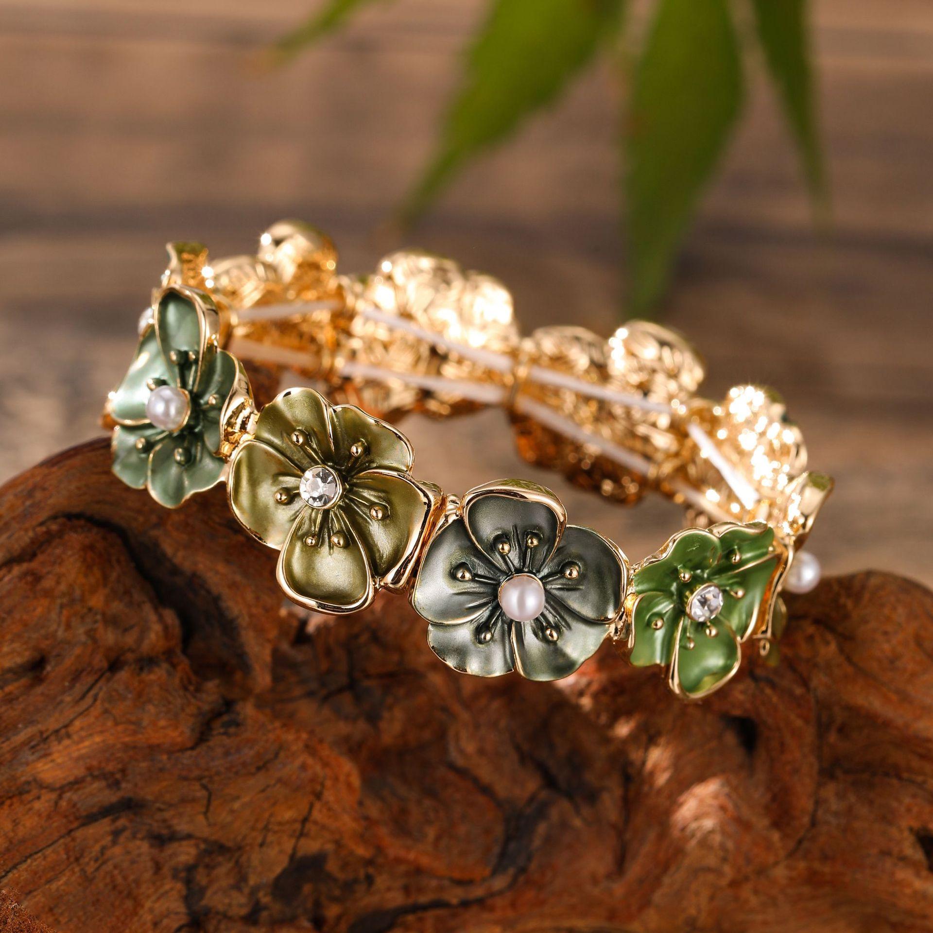

Ladies Fashion Versatile Flower Elastic Bracelet green flowers золотий